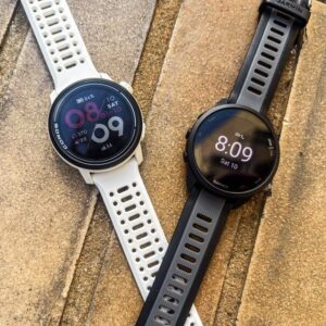 Zwei Garmin-Sportuhren mit unterschiedlichen Laufdaten und Zeitanzeigen