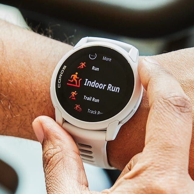 Sportuhr am Handgelenk zeigt Laufmodi wie „Indoor Run
